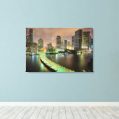 Brug loopt over de waterweg naar het centrum van M Canvas Afdruk (Insitu (Houten vloer))