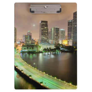 Brug loopt over de waterweg naar het centrum van M Klembord