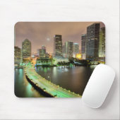 Brug loopt over de waterweg naar het centrum van M Muismat (Met muis)