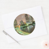 Brug loopt over de waterweg naar het centrum van M Ronde Sticker (Envelop)