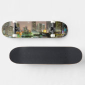 Brug loopt over de waterweg naar het centrum van M Skateboard (Horizontaal)