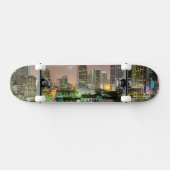 Brug loopt over de waterweg naar het centrum van M Skateboard (Horizontaal)