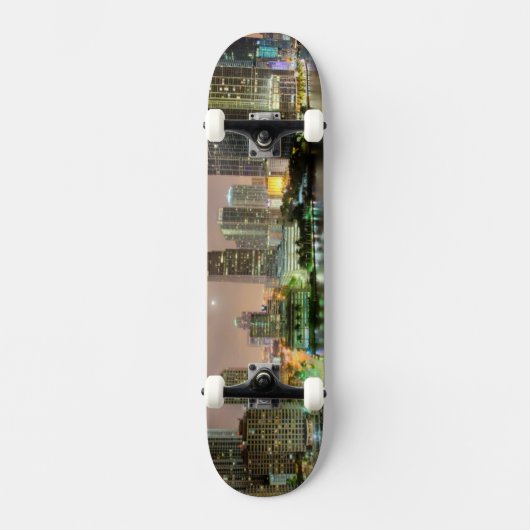 Brug loopt over de waterweg naar het centrum van M Skateboard (Voorkant)