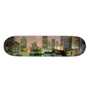 Brug loopt over de waterweg naar het centrum van M Skateboard