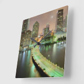 Brug loopt over de waterweg naar het centrum van M Vierkante Klok (Hoek)