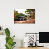 Brug met steenbergbedekking in het herfstseizoen poster (Thuiskantoor)