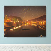 Brug op Tiber 's nachts met boten en sterren Canvas Afdruk (Insitu (Houten vloer))