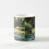 Brug over de vijver met waterlelies door Claude Mo Koffiemok (Center)