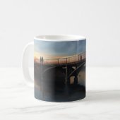 Brug over een rivier koffiemok (Voorkant links)