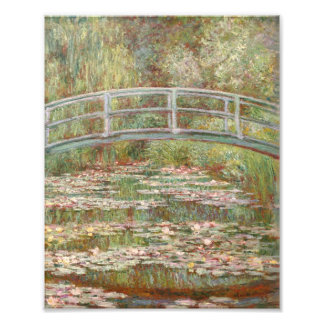 Brug over een vijver met waterlelies foto afdruk