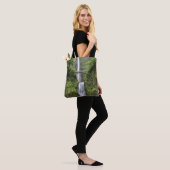 Brug over het watervallandschap tote bag (Op model)