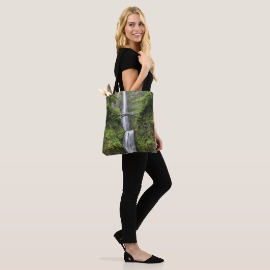 Brug over het watervallandschap tote bag (Op model)