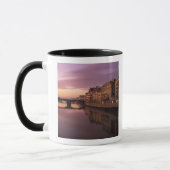 Bruggen over de Arno rivier bij zonsondergang, Mok (Links)
