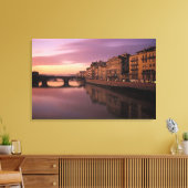 Bruggen over de rivier de Arno bij zonsondergang; Canvas Afdruk (Insitu (Woonkamer))