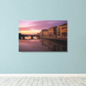 Bruggen over de rivier de Arno bij zonsondergang; Canvas Afdruk (Insitu (Houten vloer))