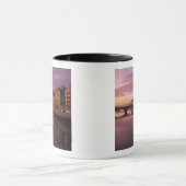 Bruggen over de rivier de Arno bij zonsondergang; Mok (Midden)