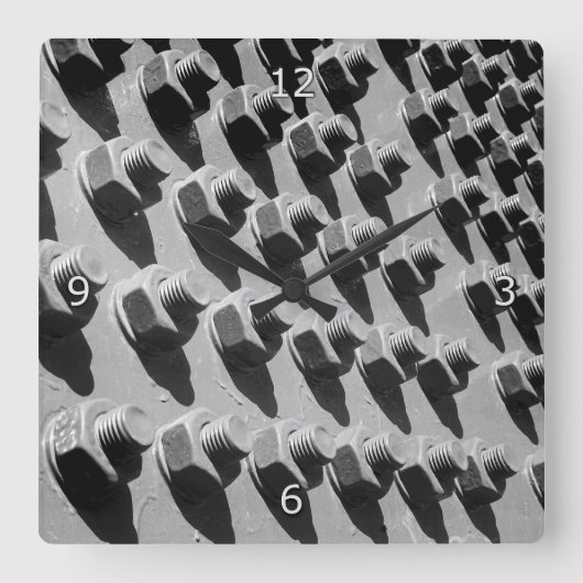 Brugnoten en bouten vierkante klok (Voorkant)