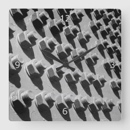 Brugnoten en bouten vierkante klok