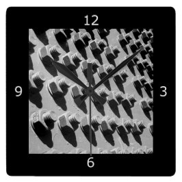 Brugnoten en bouten vierkante klok