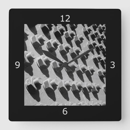 Brugnoten en bouten vierkante klok (Voorkant)