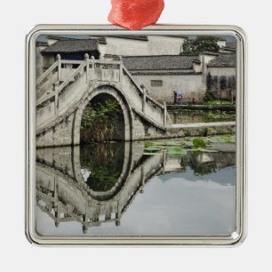 Brugreflectie, Hong Cun-dorp, Yi Metalen Ornament