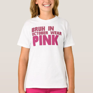 Bruh draagt in oktober roze t-shirt