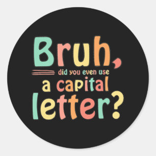 Bruh gebruikte je zelfs een hoofdletter ELA Engels Ronde Sticker