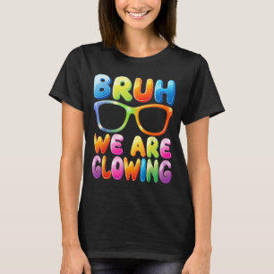 Bruh Gloeiend in Gloeiend Tijdperk Hallo Zomer Vak T-shirt