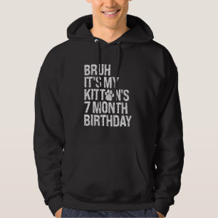 Bruh Het is de 7-maanden verjaardag van mijn kitte Hoodie