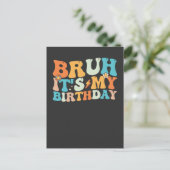 Bruh Het is mijn verjaardag Groovy Retro Uitnodiging Briefkaart (Staand voorkant)