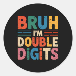 Bruh Ik ben Dubbele Cijfers 10e Verjaardag 10 Jaar Ronde Sticker