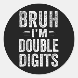 Bruh ik ben dubbele cijfers 10e verjaardagscadeaus ronde sticker