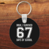 Bruh ik heb 67 dagen school overleefd Grappige zes Sleutelhanger (Voorkant)