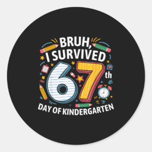 Bruh ik overleefde de 67e dag van de kleuterschool ronde sticker