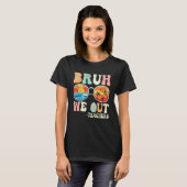Bruh We Out Groovy Retro Teachers Happy Last Day O T-shirt (Voorkant volledig)
