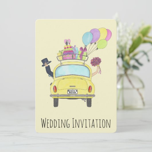 Bruid & bruidegom in auto bruiloft uitnodiging (Staand voorkant)