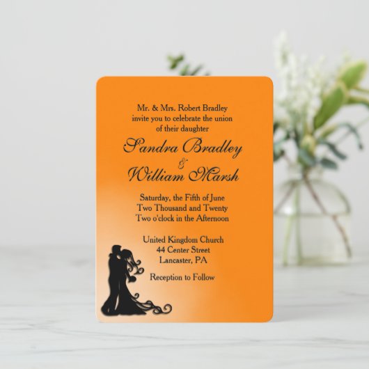 Bruid, Bruidegom Oranje en Zwart Trouw Uitnodiging (Staand voorkant)