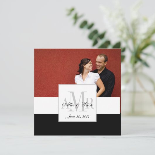 Bruid en bruidegom Foto Monogram Huwelijksuitnodig Kaart (Staand voorkant)