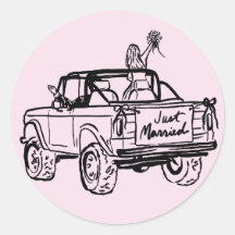 Bruid en bruidegom in een net getrouwd SUV