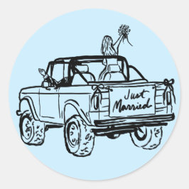 bruid en bruidegom in een net getrouwd terreinwage ronde sticker