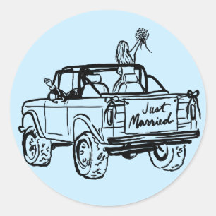 bruid en bruidegom in een net getrouwd terreinwage ronde sticker