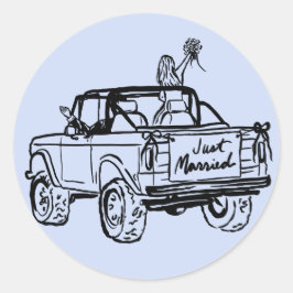 bruid en bruidegom in een net getrouwd terreinwage ronde sticker
