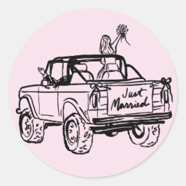 Bruid en bruidegom in een net getrouwd terreinwage ronde sticker