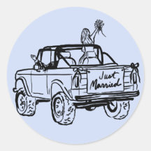 Bruid en bruidegom in een zojuist getrouwd SUV