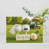 Bruid en bruidegom op golfbaan save the date (Staand voorkant)