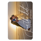 Bruid en bruidegom op het strand, save the date, o magneet (Verticaal)