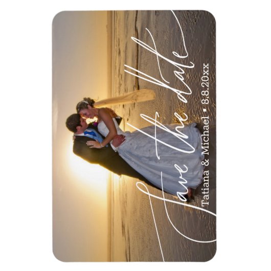 Bruid en bruidegom op het strand, save the date, o magneet (Verticaal)