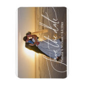 Bruid en bruidegom op het strand, save the date, o magneet (Verticaal)