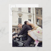 Bruid en bruidegom op motor, glimlachend, portret briefkaart (Voorkant / Achterkant)