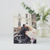 Bruid en bruidegom op motor, glimlachend, portret briefkaart (Staand voorkant)